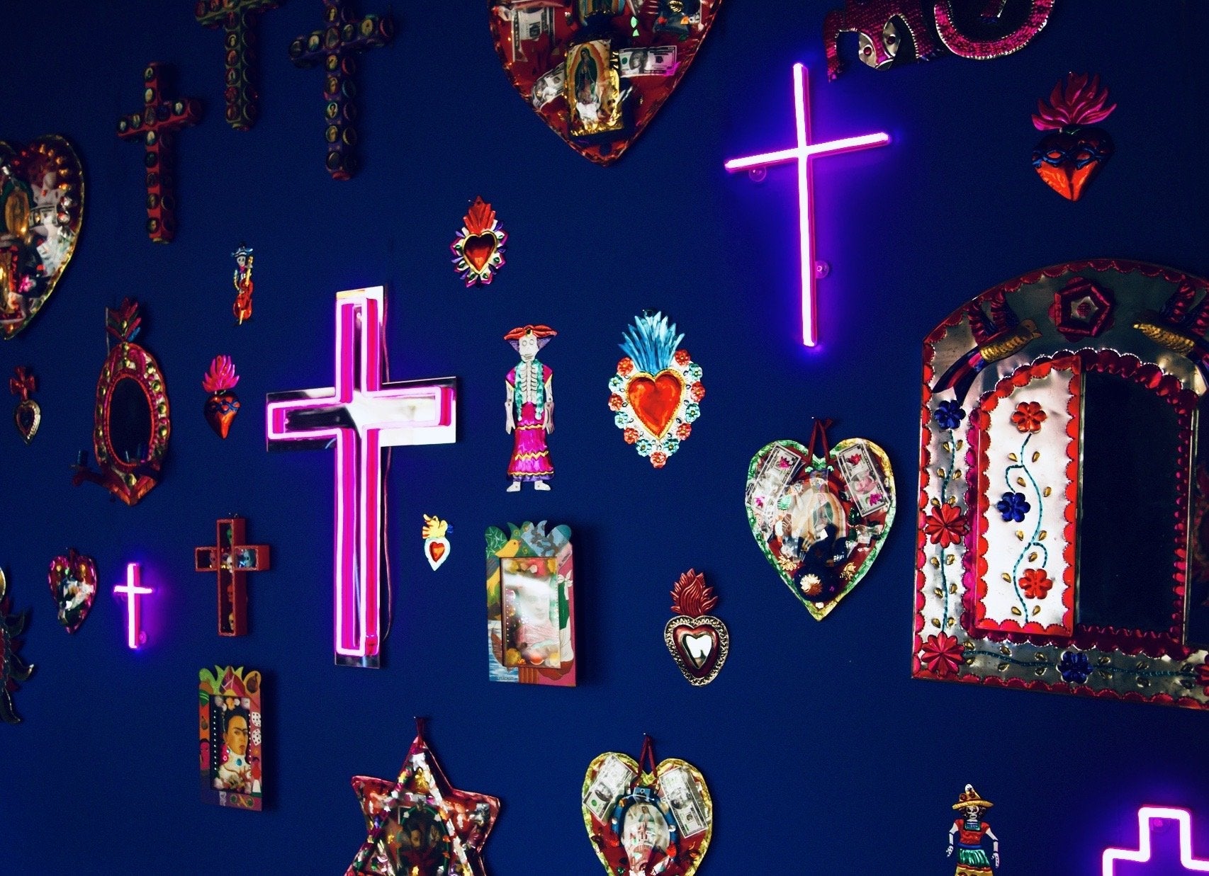 How to Decorate Large Walls? - YELLOWPOP UK